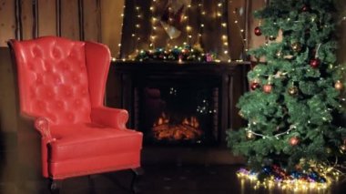 Noel ağacı ayakta decortaed şömine yakınındaki bir oturma odasında. Hiç kimse, hiçbir insan.