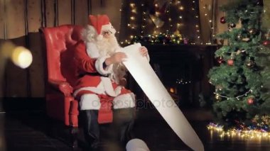 Noel Baba hediye listesi şömine, Noel arifesi sırasında okuma. 4k.