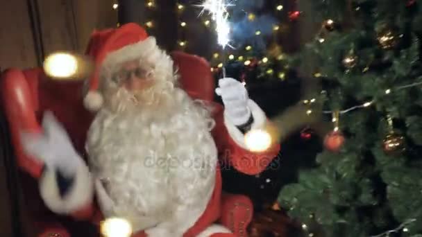 Santa tenant scintille, lumière bengale traditionnelle du nouvel an. Bonne année célébrant concept .