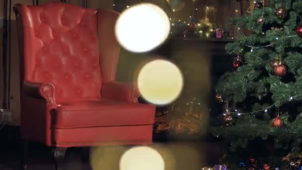 Cheminée, sapin de Noël dans une chambre décorée pour Noël . — Video