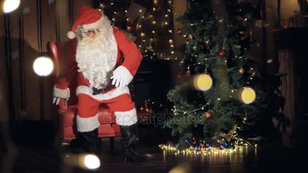 Santa Clause inbjuder, gestikulerande in kameran. 4k. — Stockvideo