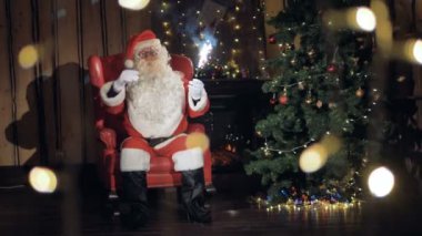 Parlak havai fişek gülümsüyor ile mutlu Noel Baba Noel partisi için davet ediyor. Yeni yıl kutlamaları kavramı.