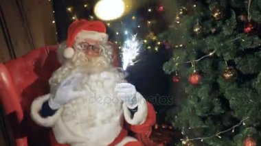Parlak havai fişek gülümsüyor ile Noel Baba Noel partisi için davet ediyor. Yeni yıl kutlamaları kavramı.