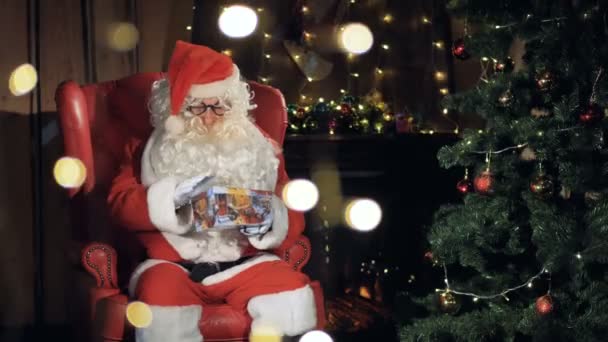 Papai Noel alegremente convida, acenando as mãos, saudação . — Vídeo de Stock