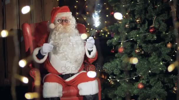 Weihnachtsmann tanzt mit Wunderkerzen in den Händen. 4k. — Stockvideo