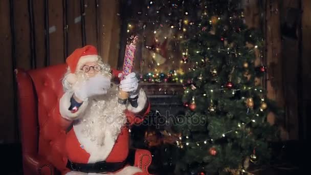 Weihnachtsmann tanzt mit Spaß auf einer Weihnachtsfeier. — Stockvideo
