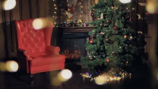 Fundo de Ano Novo. Luzes de Natal brilham perto de uma árvore decorada ano novo . — Vídeo de Stock