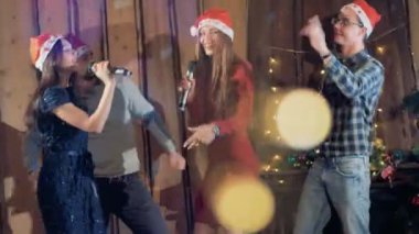 Dans Joyfull arkadaşlar eğleniyor göz alıcı yeni yıl yılbaşı parti kutlamanın. 4k.