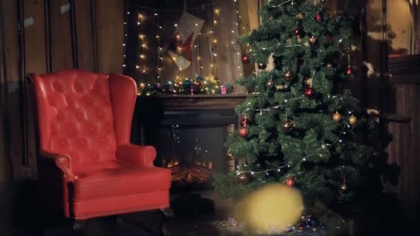 Kandalló díszített karácsonyra. — Stock videók