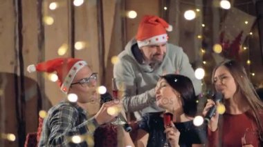Neşeli mutlu arkadaş Noel partisinde eğleniyor şampanya grubu.