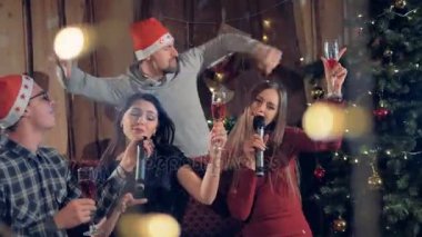 Dans Joyfull arkadaşlar eğleniyor göz alıcı yeni yıl yılbaşı parti kutlamanın. 4k.