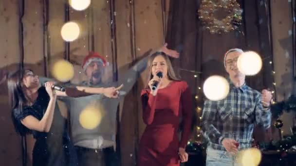 Joyfull skupina přátel, tančí, zpívá slaví Vánoce Nový rok party. — Stock video