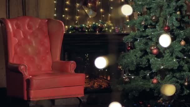 Boże Narodzenie wnętrza kominka. Santa Claus krzesło w pobliżu choinki. 4k. — Wideo stockowe
