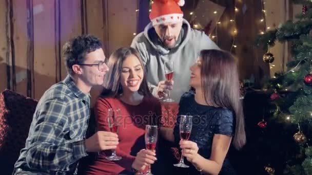 Ritratto di 4 amici allegri alla festa di Natale di Capodanno guardando nella fotocamera che tiene i bicchieri con champagne . — Video Stock