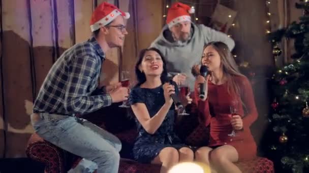 Ευτυχείς φίλοι διασκεδάζουν στο Χριστουγεννιάτικο πάρτι της Πρωτοχρονιάς cheers με ένα ποτήρι σαμπάνια. Ευτυχή εορτασμό έννοια. — Αρχείο Βίντεο