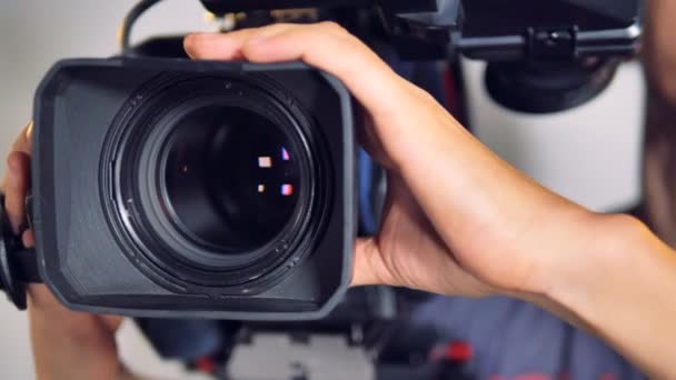 Visão de close-up em uma câmera de vídeo movida por mãos masculinas . — Vídeo de Stock