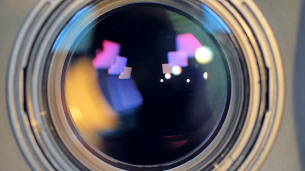 Una macro vista su un obiettivo della fotocamera che cambia fuoco . — Video Stock