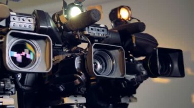 Üç videocams bir yavaş dönen atış.