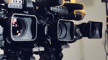 Üç video kameralar, parlak ışık tarafından yaktı.