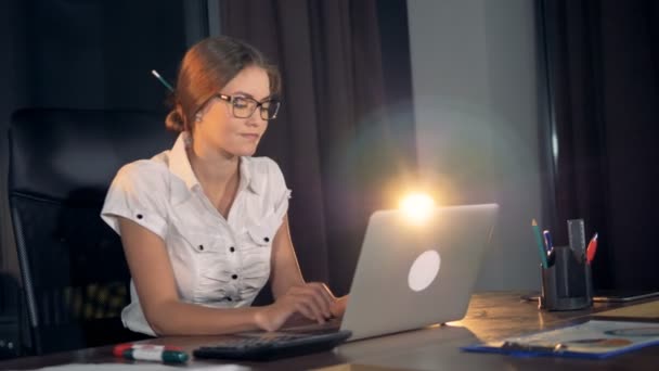 Uma mulher de negócios faz uma pausa do trabalho em um laptop . — Vídeo de Stock