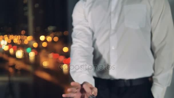 Ένα businessmans χέρι δείχνει νέα κλειδιά με γραφείων. Μεσίτης, κτηματομεσίτης — Αρχείο Βίντεο