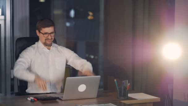 Een zakenman voert een gelukkig dans op het werk. — Stockvideo