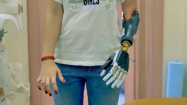 Genç kadın yenilikçi robot biyonik kol kullanır. 4k.