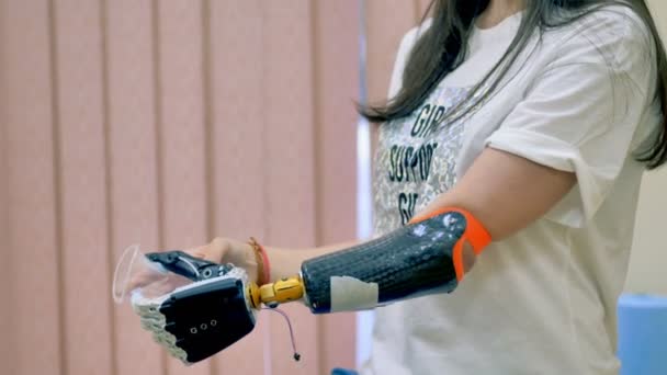 Człowiek wykorzystuje innowacyjne robotyczne bioniczne ramię. 4k. — Wideo stockowe