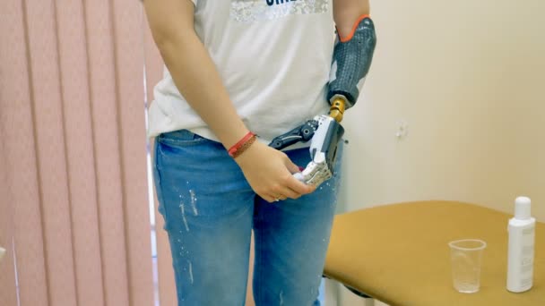 Detailní záběr bionickou paží na stranu lidí. — Stock video