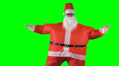 Noel Baba dansları farklı hareketleri yapma yeşil zemin üzerine.