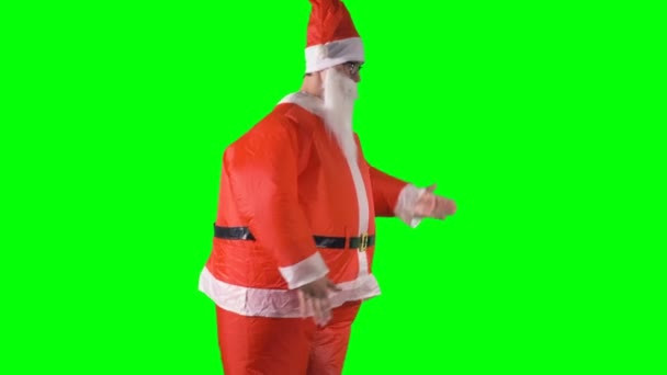 Père Noël fait des mouvements de robot avec ses mains sur fond vert . — Video