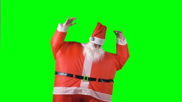 Santa Claus hace movimientos horizontales de la mano sobre un fondo verde . — Vídeos de Stock