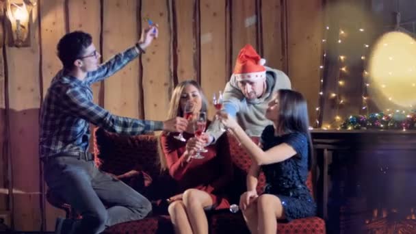 Близька група друзів п'є вино, щоб відсвяткувати Новий рік . — стокове відео