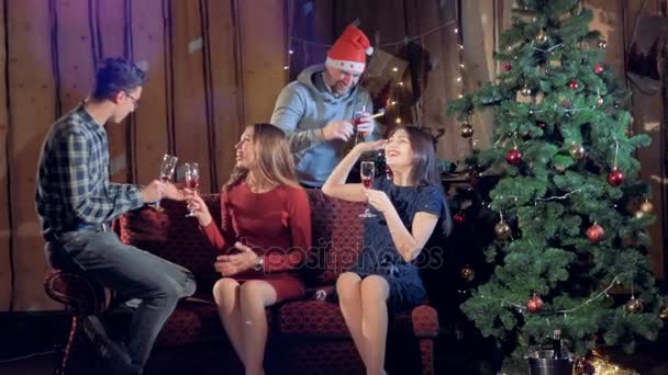 Los amigos íntimos celebran la Navidad cerca del abeto . — Vídeos de Stock
