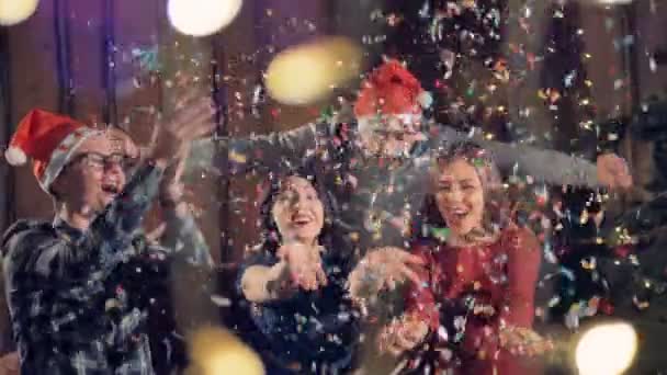 Friends throw confetti in the air at Christmas time. — Stock Video