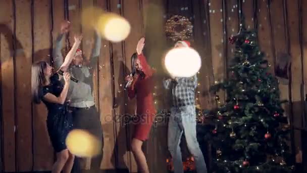 Due donne cantano e ballano con due uomini alla vigilia di Natale . — Video Stock