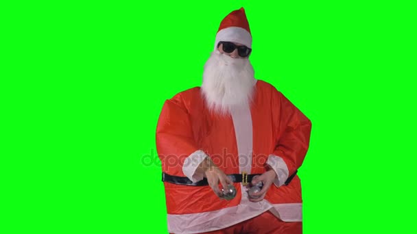 Santa Claus fails as juggling with Christmas baubles. — Stock Video