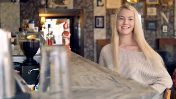Привлекательная женщина в кафе делает онлайн оплату с помощью смартфона. 4K . — стоковое видео