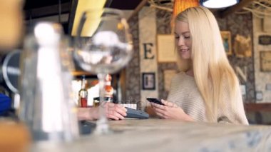 Akıllı telefon kullanarak çevrimiçi Paypass app. Paypass hareket 4 k ile kız.