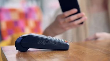 Müşteri smartphone kablosuz bir ödeme yapmak için kullanır.