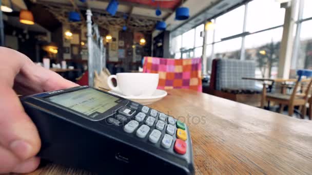 Bezahlen per Smartphone. Weibliches Handgeld mit NFC-System und kontaktloser Karte. — Stockvideo