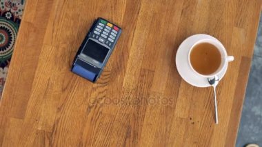 Müşteri el smartphone kullanarak online ödeme yapma. 4k.