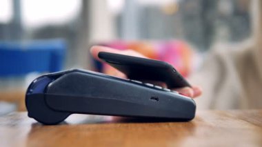 Mobil ödeme kavramı. Telefon ile kablosuz ödeme yapmadan kişi.