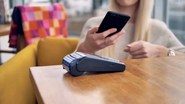 Klienta w kawiarni Dokonywanie płatności online za pomocą smartfonu. 4k. — Wideo stockowe