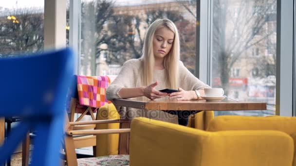 Ung attraktiv kvinna med plötslig huvudvärk i café. — Stockvideo