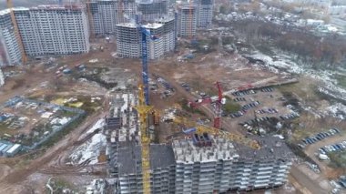 Bir inşaat alanında birkaç Vinçler ile yüksek bir görünüm.