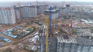 Büyük bir şantiye kış aylarında yüksek bir görünüm.