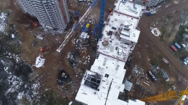 Bir görünümü üzerinde bir bina yapım aşamasında dışarı yakınlaştırma. — Stok video