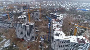 Bitmemiş apartman binaları kar ile kaplı.