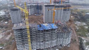 Betonarme bitmemiş bir apartman binası yapılmış.